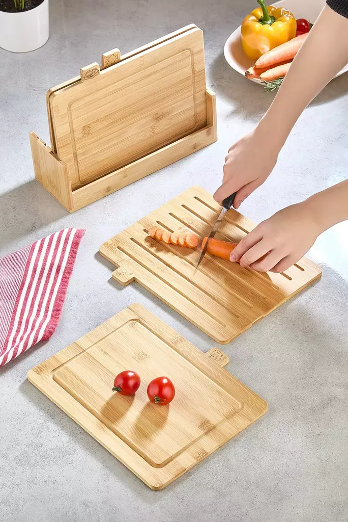 Bambuinen Leikkuulautasetti - 100% Bambu, 4 Kpl 29x24 cm, Teline 30x25 cm, Keittiövälineet, Ei Astianpesukoneeseen - Keittiötyövälineet - 8684283796151 - 1
