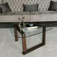 Walnut-värinen 100% massiivipuinen sohvapöytä, karkaistu lasikehys, mitat: 96x41x81 cm, tyylikäs ja kestävä - Sohvat - 8682870558502 - 2