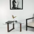 Walnut-värinen 100% massiivipuinen sohvapöytä, karkaistu lasikehys, mitat: 96x41x81 cm, tyylikäs ja kestävä - Sohvat - 8682870558502 - 8