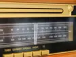 Puinen retro-levysoitin, jossa on Bluetooth® AM/FM-radio USB-koodaus CD-soitin, kasettisoitin ja sisäänrakennetut kaiuttimet. - Levysoittimet ja neulat - 8711902082903 - 46