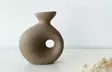 Kevyt Ruskea Keraaminen Maljakko - 100% Keraaminen, 14 x 7 x 16 cm - Tyylikäs Sisustuselementti Kodin Kaunistamiseen - Kukka-amppelit ja maljakot - 8684282979364 - 1