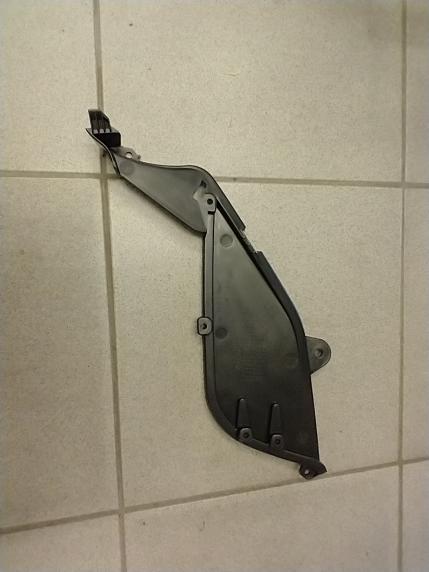 SuperMoto Istuimen lukon sisäinen muoviosa oikea - SuperMoto - 6438431025714 - 1