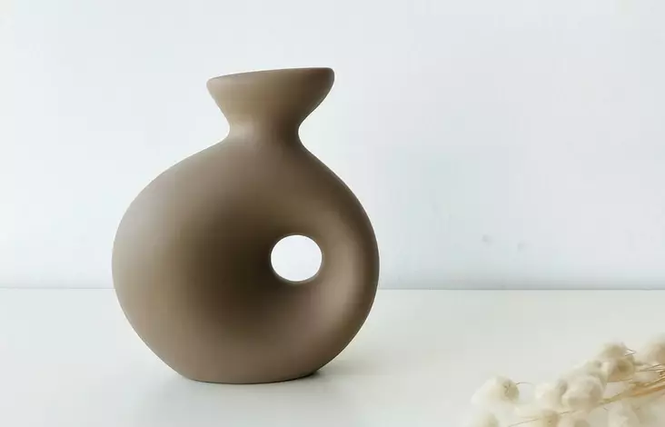 Kevyt Ruskea Keraaminen Maljakko - 100% Keraaminen, 14 x 7 x 16 cm - Tyylikäs Sisustuselementti Kodin Kaunistamiseen - Kukka-amppelit ja maljakot - 8684282979364 - 1