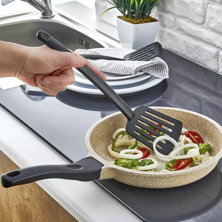 Muovinen Musta Lasta 26x4 cm - Kestävä ja Tyylikäs Keittiöväline, Astianpesukoneen Kestävä, Ei Mikroaaltouuniin - Keittiötyövälineet - 8684282981084 - 1