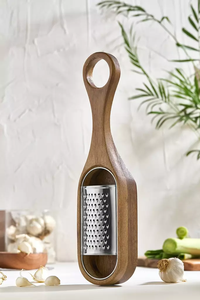 Ruostumaton Teräsraastin Acacia-Pidikkeellä - Tyylikäs Keittiöväline (8x8x29 cm) - Ei Astianpesukoneeseen - Keittiötyövälineet - 8684283796076 - 1