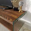 TV-taso, 100% mäntyä, paksuus 8 mm, karkaistu lasikehys, leveys 120 cm, korkeus 45 cm, syvyys 35 cm, pähkinäpuu - TV-tasot - 8681875708127 - 4