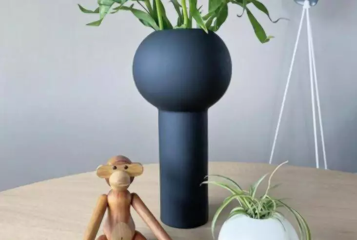 Tummansininen Keraaminen Maljakko 13x27x13 cm - Tyylikäs Sisustuselementti Kotiin - Laadukas ja Kestävä - Kukka-amppelit ja maljakot - 8684282980117 - 1