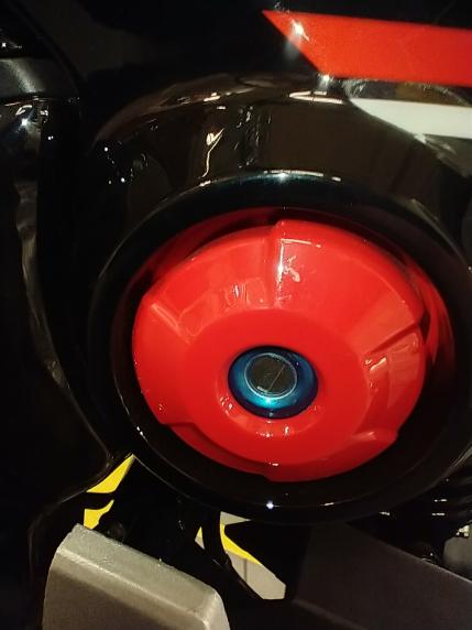 SuperMoto Istuimen lukon ympäröivä muovi vasen - SuperMoto - 6438431025578 - 1